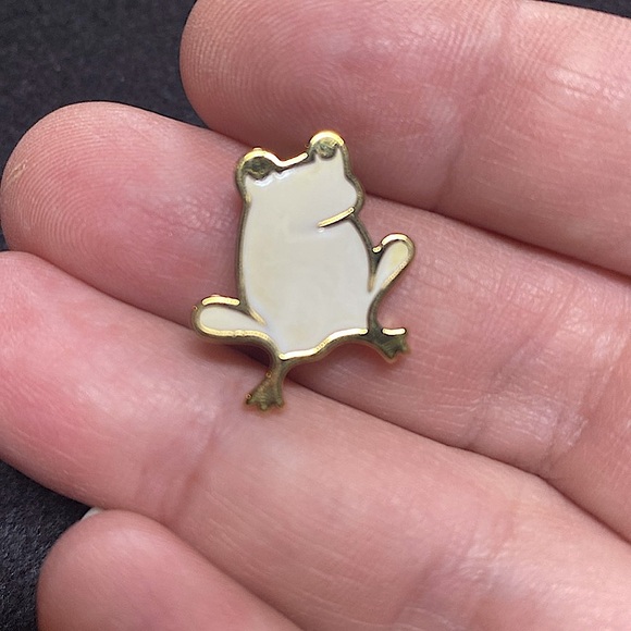 Rare Vintage Crown Trifari Frog Brooch White/Cream Enamel - Picture 1 of 3